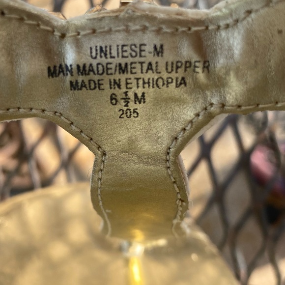 UNISA 'Liese' Gold T-Strap Thong Sandals with Jewels and Rhinestones SZ 6.5 - Picture 10 of 10